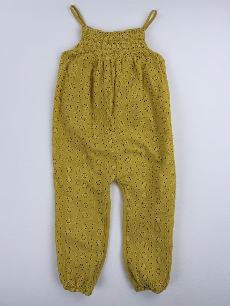 Langer senffarbener Jumpsuit mit englischer Stickerei – Zara – 18/24 Monate (92 cm)