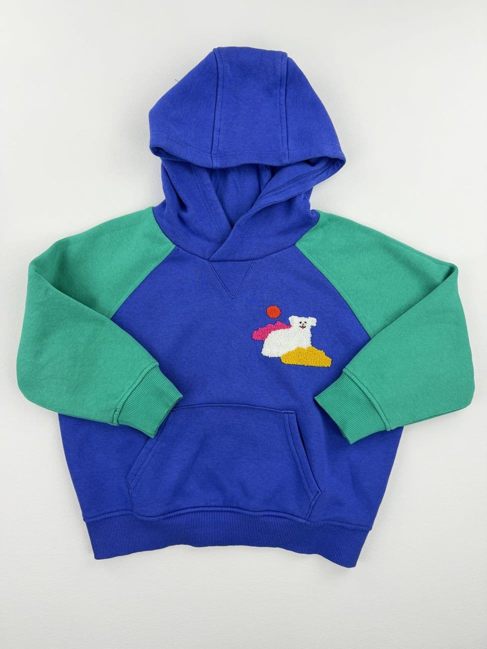 Sudadera con capucha azul y verde – Kiabi X Roro Mawouane – 4 años (98/107 cm)