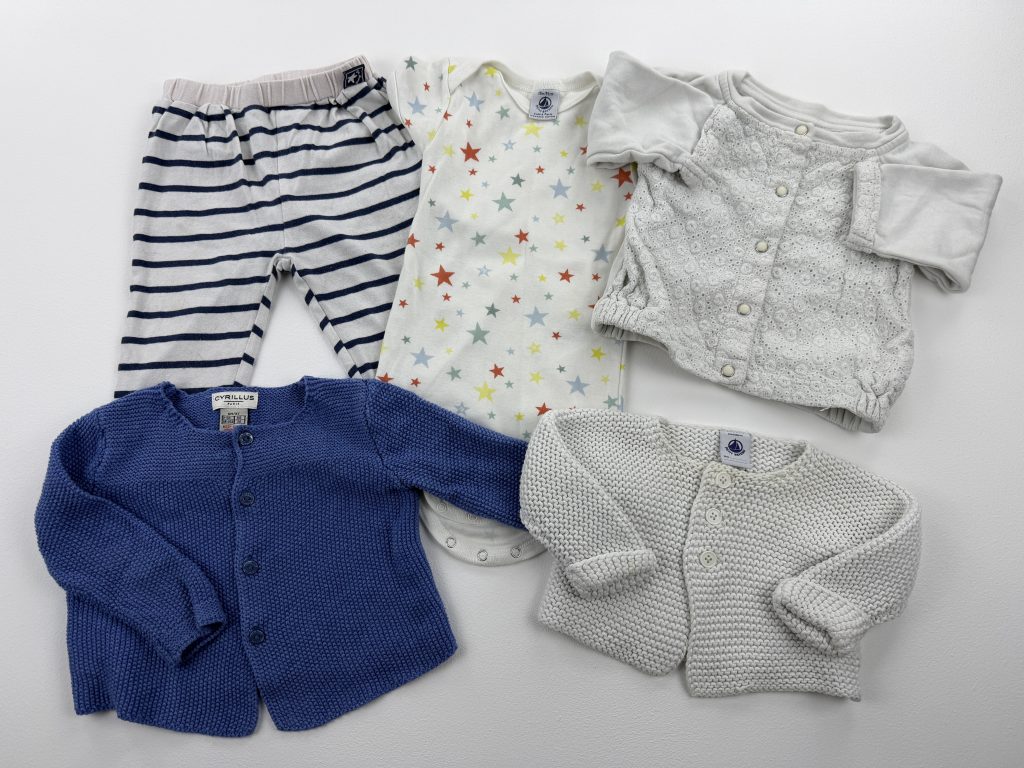 Vêtements bébé de seconde main paraissant en très bon état au premier regard