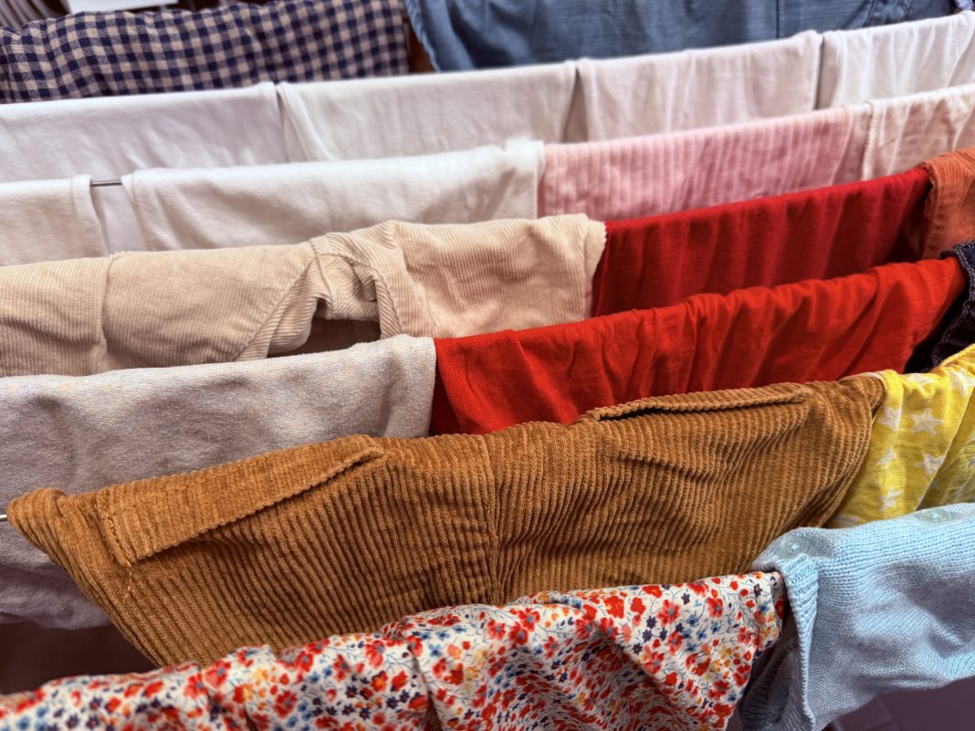 Vêtements pour enfants en train de sécher après lavage dans la boutique de seconde main