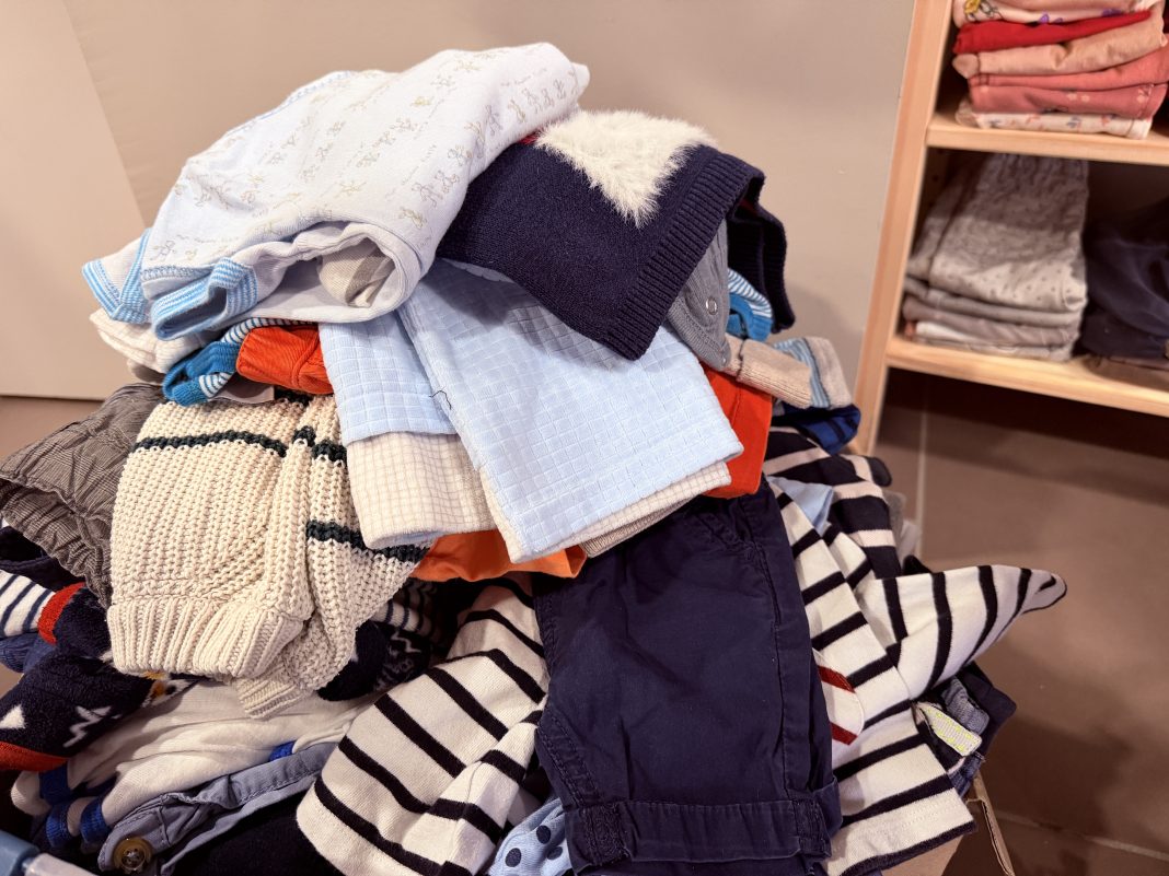 Pile de vêtements enfant triés avant sélection en seconde main